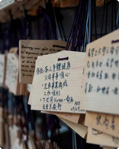 Tablettes ema dans un sanctuaire au Japon