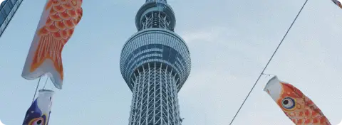 Tokyo Skytree et carpes koinobori, symboles du Japon