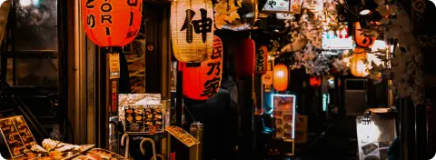 Tokyo, ruelle traditionnelle animée, une immersion urbaine lors d’un voyage au Japon