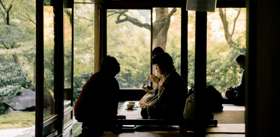 Discussion dans un café japonais, reflet des rencontres locales intégrées aux voyages sur mesure au Japon imaginés par Caramage