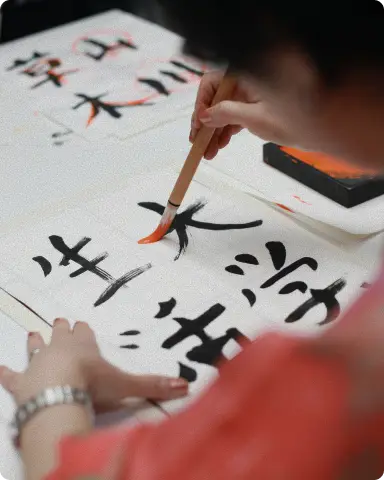 Atelier de calligraphie japonaise à Tokyo, illustrant le circuit Premiers Pas au Japon conçu par Caramage