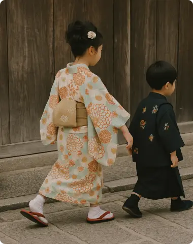 Circuit Japon en famille : enfants découvrant Kyoto en tenue traditionnelle