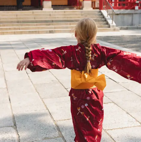 Enfant découvrant le Japon lors d’un voyage en famille sur mesure, expérience pensée par l’agence locale Caramage