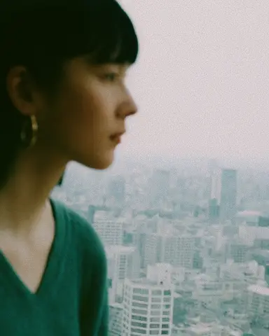 Scène du quotidien au Japon, regard sur la ville depuis un lieu discret