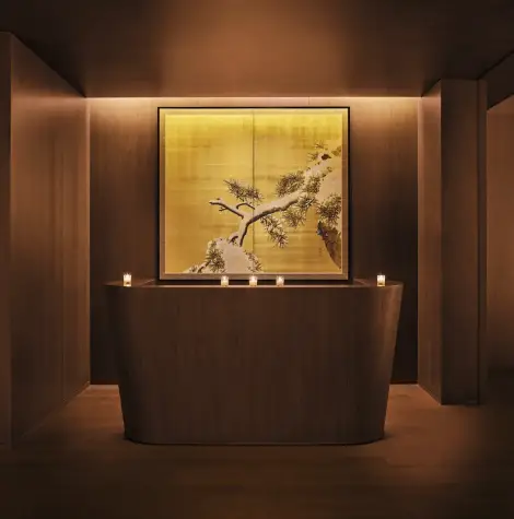 Intérieur d’un ryokan traditionnel japonais, ambiance bois et tatamis, au cœur des sélections Caramage, agence locale basée Japon