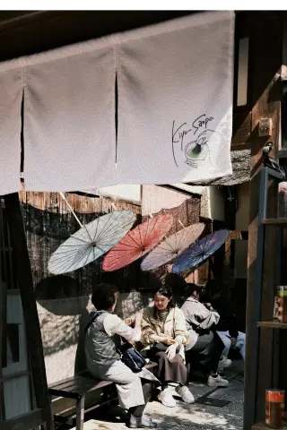 Moment du quotidien japonais révélant l’importance des détails et de la discrétion