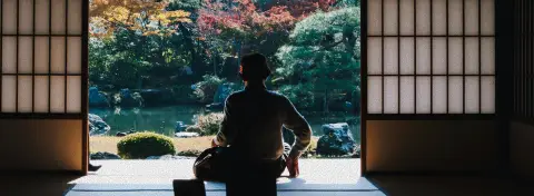 Contemplation d’un jardin japonais fleuri au printemps