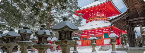 Temple traditionnel à Kanazawa sous la neige, Japon en hiver