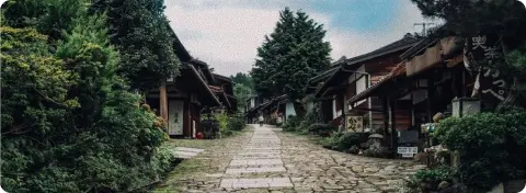 Maisons traditionnelles et montagnes dans la vallée de Kiso, Japon rural