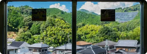 Paysage rural japonais observé depuis un train régional dans la vallée de Kiso