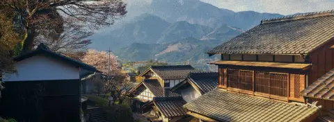 Rue pavée d’un village de la vallée de Kiso sur l’ancienne route Nakasendo