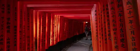 Torii rouges de Fushimi Inari à Kyoto, découverte emblématique d'un voyage Caramage