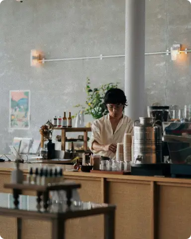 Scène de vie dans un café japonais contemporain