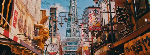 Quartier animé d’Osaka avec enseignes lumineuses