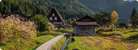Maisons traditionnelles gassho-zukuri à Shirakawa-go, village classé UNESCO