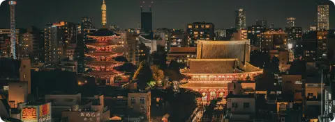 Vue nocturne de Tokyo mêlant temples traditionnels et skyline moderne lors d’un voyage au Japon au naturel