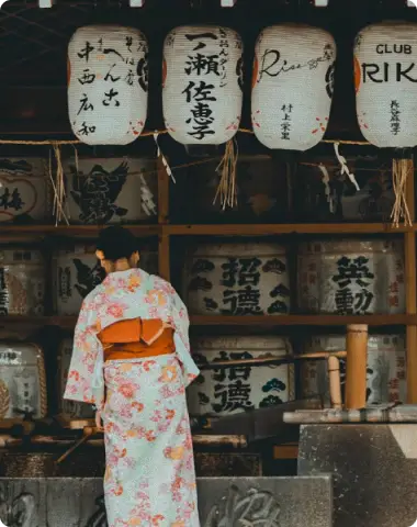 femme en kimono devant un temple à Tokyo lors d’un city trip