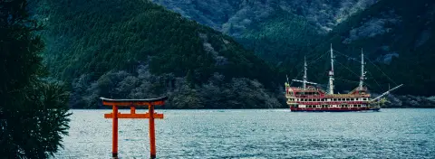 Torii sur le lac Ashi à Hakone