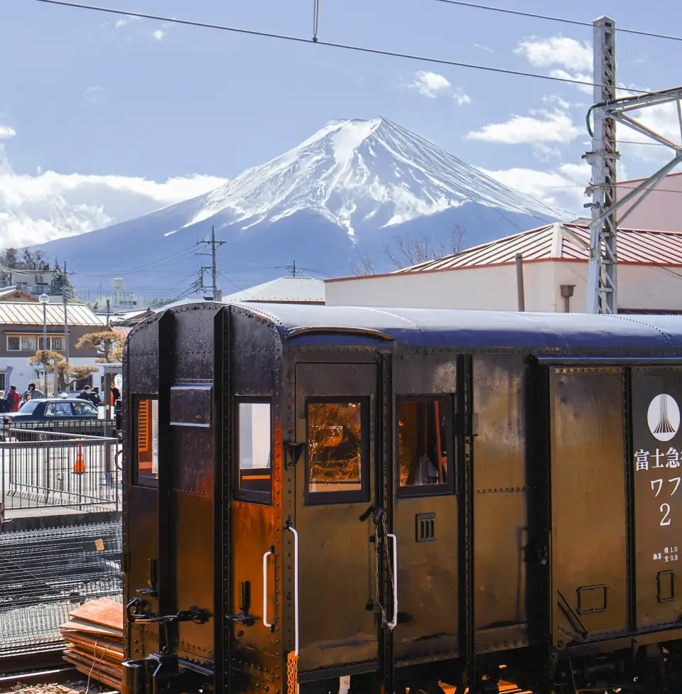 Train régional japonais face au Mont Fuji, illustration d’un voyage sur mesure au Japon conçu par l’agence locale Caramage.