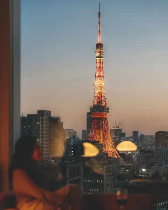 Tokyo Tower au crépuscule, symbole d’un voyage d’exception au Japon sur mesure