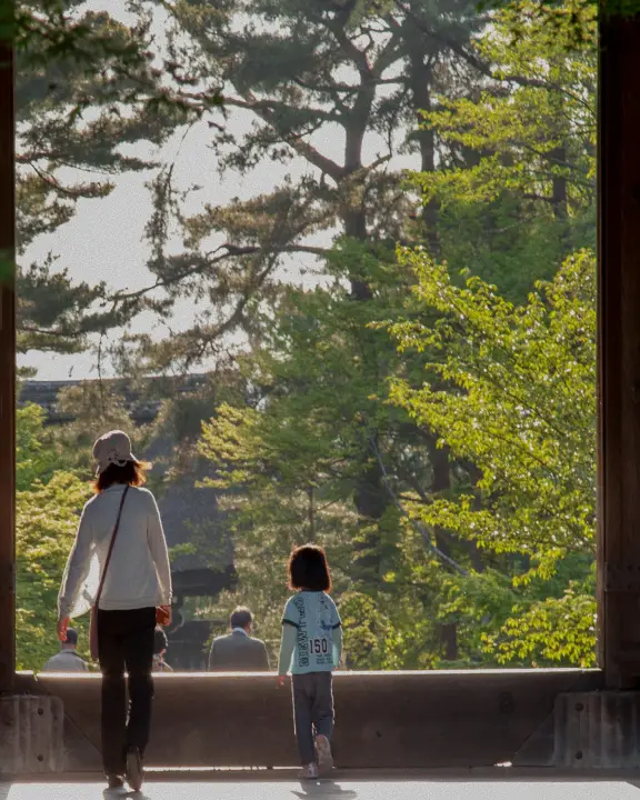 Parent et enfant dans un parc japonais, illustration d’un voyage en famille au Japon sur mesure