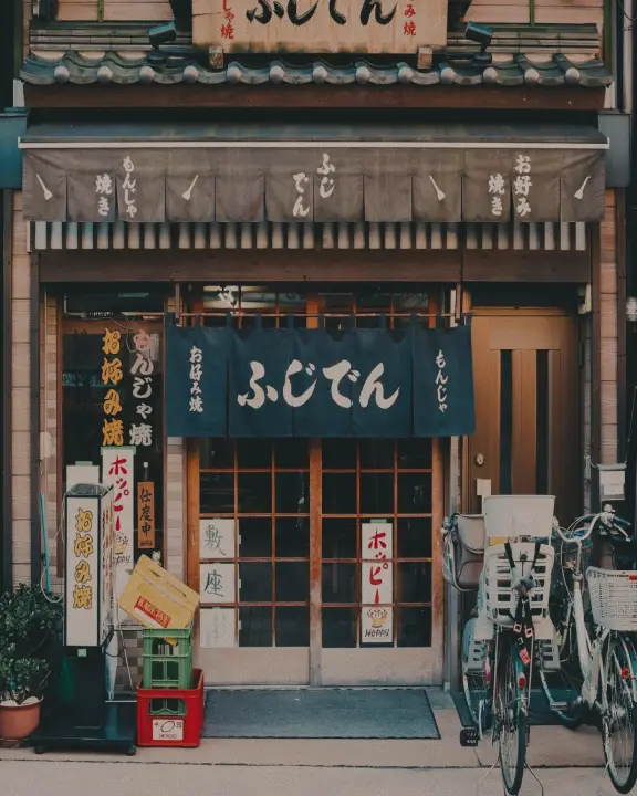 Rue traditionnelle à Tokyo, étape incontournable d’un voyage au Japon sur mesure