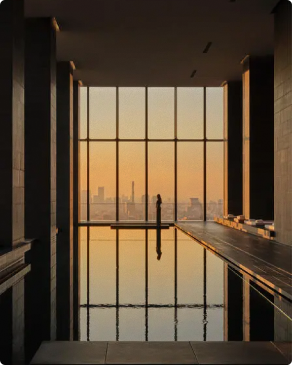 Piscine intérieure de luxe à Tokyo avec vue panoramique sur la ville au coucher du soleil