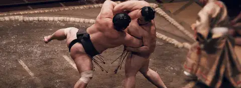 Lutteurs de sumo à l’entraînement dans une écurie traditionnelle au Japon