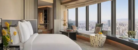 Chambre de luxe à Osaka avec grandes baies vitrées et vue panoramique