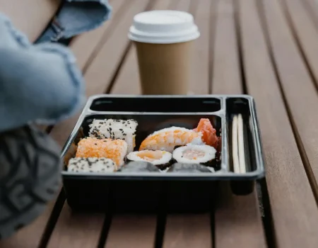Bento posé sur un banc au Japon
