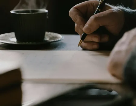 Écrire une lettre dans un café japonais