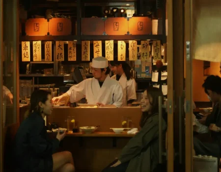 Izakaya traditionnel à Tokyo avec comptoir et clients attablés