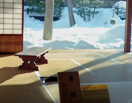 Chambre de ryokan de au Japon, illustrant l’élégance des tatamis, des cloisons shōji et l’ouverture sur la nature.