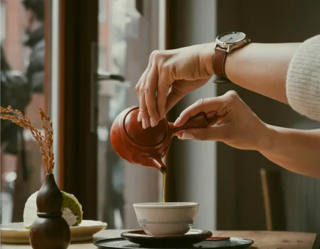 Verser du thé dans une tasse au Japon